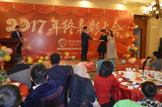 董事長鄭兩斌先生抽取、頒發(fā)終級幸運(yùn)獎(jiǎng)